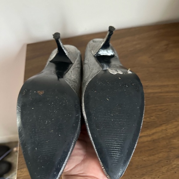 Silver and black pumps - Picture 3 of 4